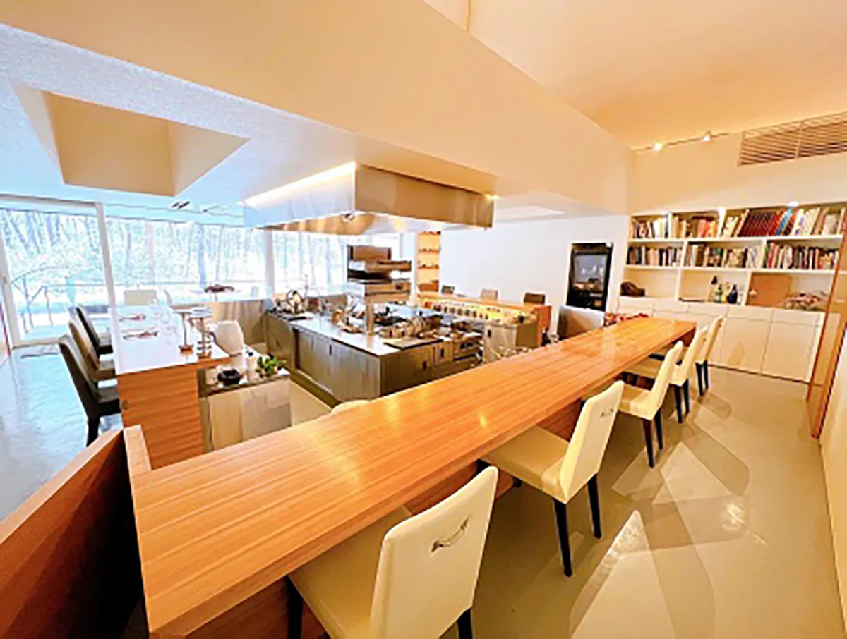 店内カウンター席の全景