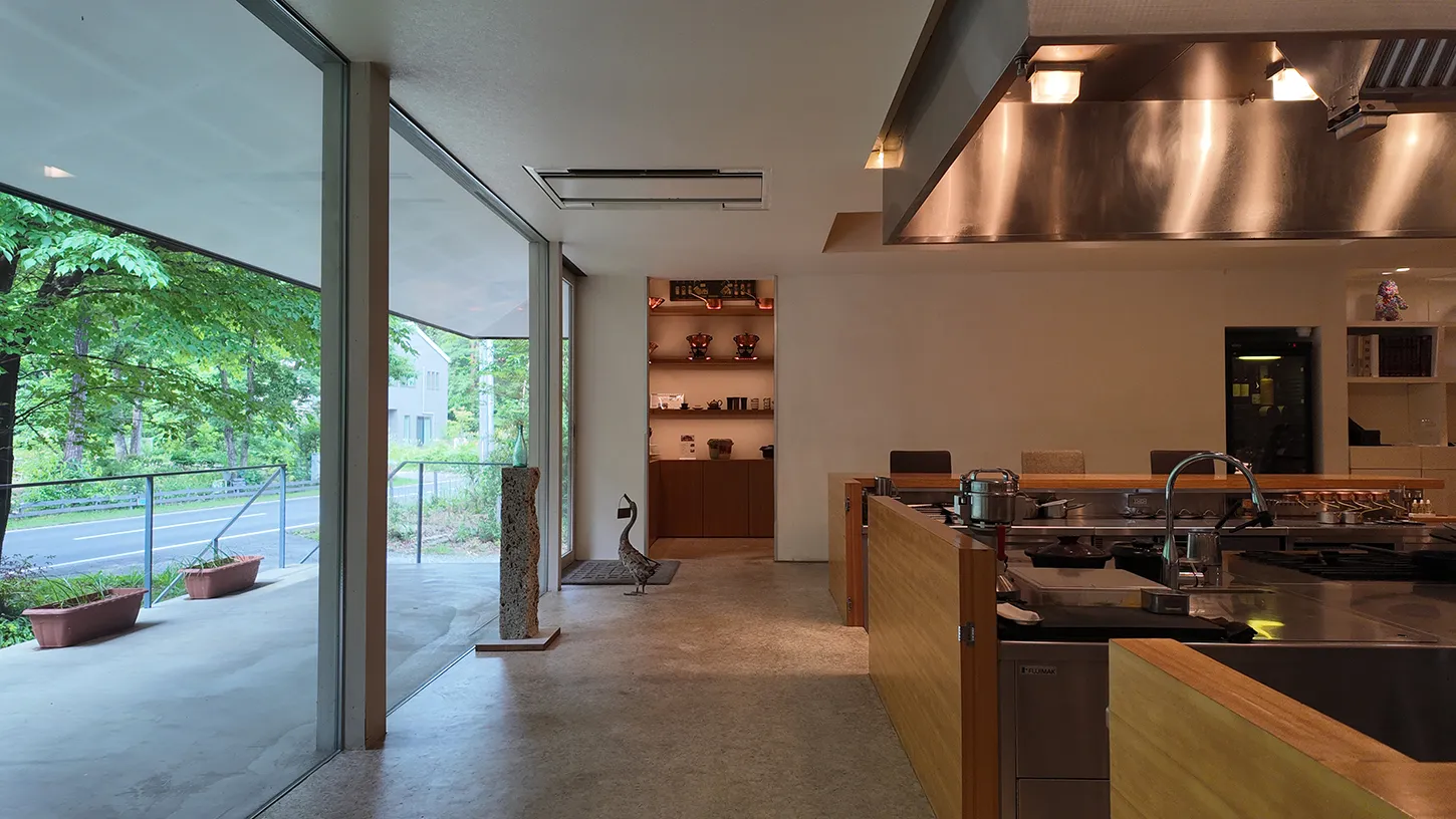 森を望む店内の眺め
