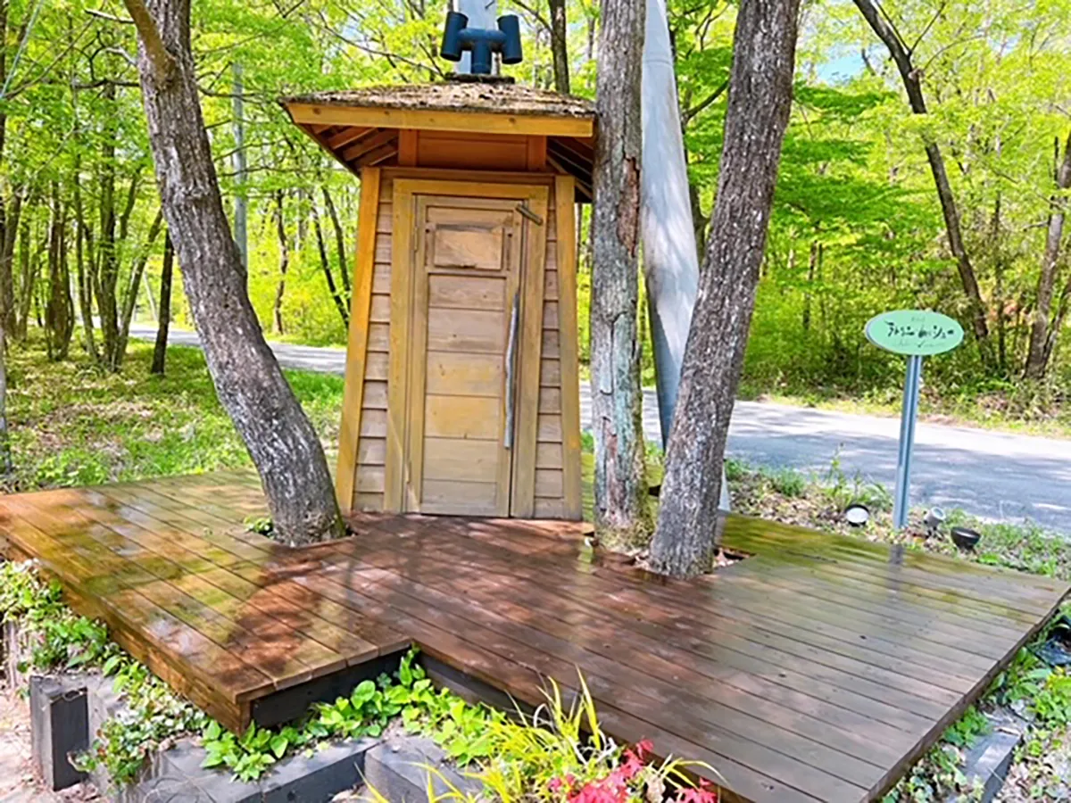 森の中の小屋とウッドデッキ