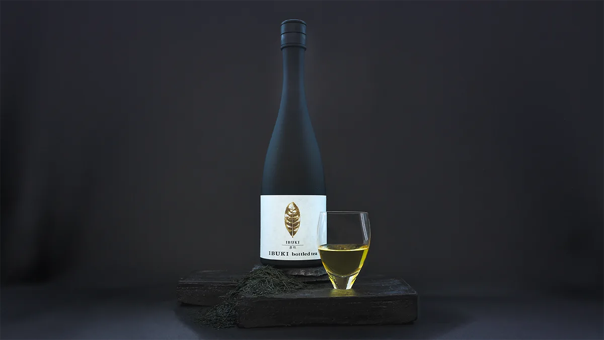 カネス製茶のボトリングティー「IBUKI bottled tea」とグラスに注がれた日本茶