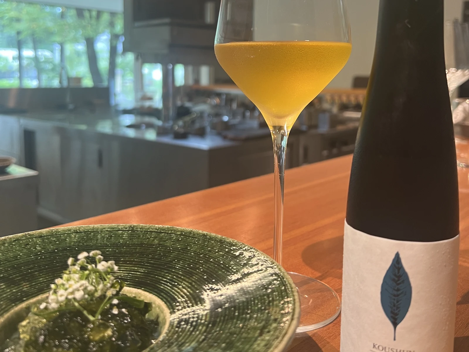 岩牡蠣とサワークリーム 青海苔の潮ジュレとカネス製茶「KOUSHUN」のペアリング（ラトリエ・ムッシュー）
