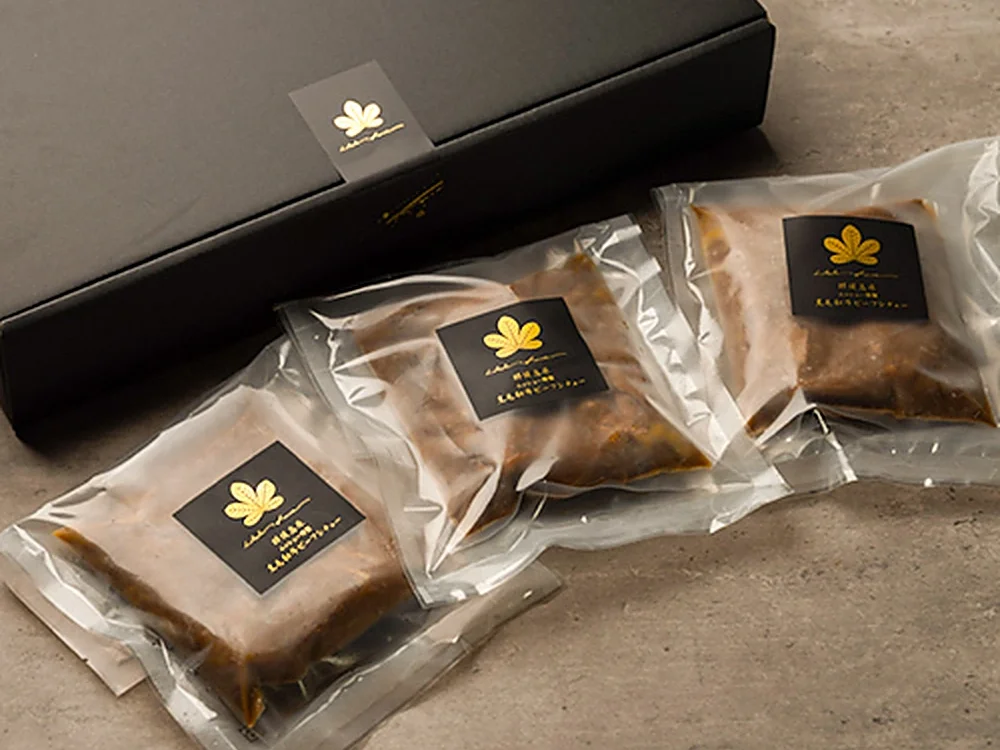真空パックにしたビーフシチューと化粧箱（美食工房ラトリエ・ムッシュー）